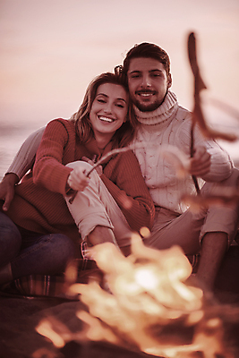 포토 JPG 해외이미지 주간 전신 커플 여자 남자 행복 휴식 함께함 웃음 들기 앉기 성인 야외 두명 앞모습 기댐 화목 캠핑 나뭇가지 소프트포커스 모닥불 성인만 해외포토 자연요소 나무 감정 뷰포인트 컨셉 관계 모션 불 레저 촬영기법 표정 사람 파일형식 이미지허브