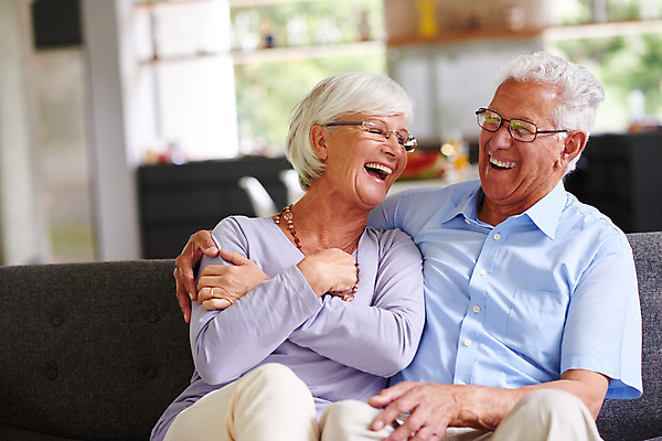 포토 JPG 해외이미지 라이프스타일 커플 응시 여자 노년 남자 행복 안경 거실 남편 실내 사랑 웃음 앉기 상반신 성인 두명 앞모습 아웃포커스 소파 노부부 아내 노인만 어깨에손 해외포토 부부 시선 잡화 감정 뷰포인트 의자 관계 모션 촬영기법 표정 사람 내부 생활 성인만 파일형식 이미지허브