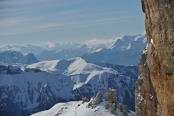 포토 JPG 해외이미지 주간 겨울 하늘 사람없음 야외 절벽 눈 겨울풍경 설산 눈덮임 해외포토 자연요소 계절 컨셉 날씨 산 풍경 파일형식 이미지허브