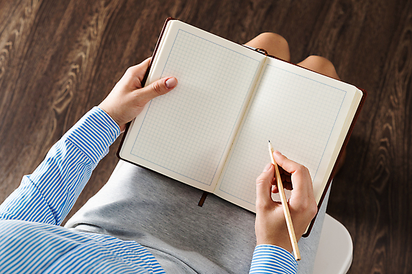 포토 JPG 해외이미지 손 여자 비즈니스 실내 한명 들기 앉기 성인 앞모습 신체부위 연필 공책 하반신 기록 성인여자한명만 해외포토 1 뷰포인트 모션 문구용품 학용품 사람 내부 필기구 여자한명만 성인여자만 파일형식 이미지허브