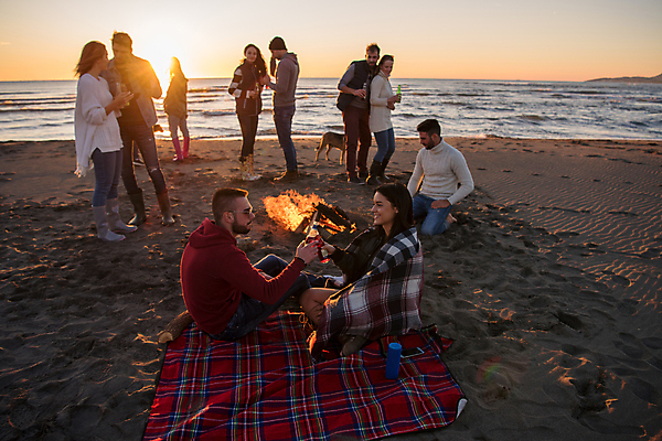 포토 JPG 해외이미지 주간 전신 커플 여자 남자 함께함 서기 들기 앉기 여러명 성인 해변 야외 앞모습 옆모습 친구 마주보기 캠핑 모닥불 담요 돗자리 성인만 해외포토 자연요소 바다 뷰포인트 다수 컨셉 관계 모션 불 레저 사람 파일형식 이미지허브