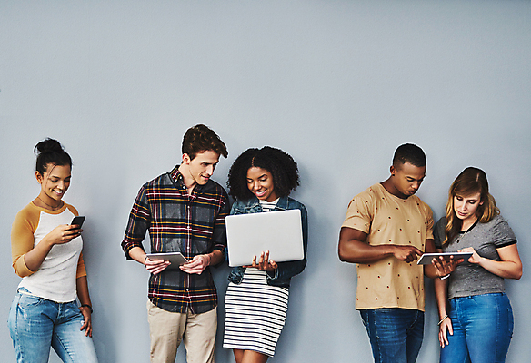 포토 JPG 해외이미지 라이프스타일 응시 여자 남자 행복 백그라운드 회색배경 함께함 실내 서기 미소 들기 여러명 상반신 20대 성인 앞모습 옆모습 친구 노트북 스마트폰 청춘 태블릿 그룹 성인만 해외포토 시선 감정 뷰포인트 다수 컨셉 관계 모션 표정 사람 청년 내부 생활 전자제품 핸드폰 스마트기기 회색 파일형식 이미지허브