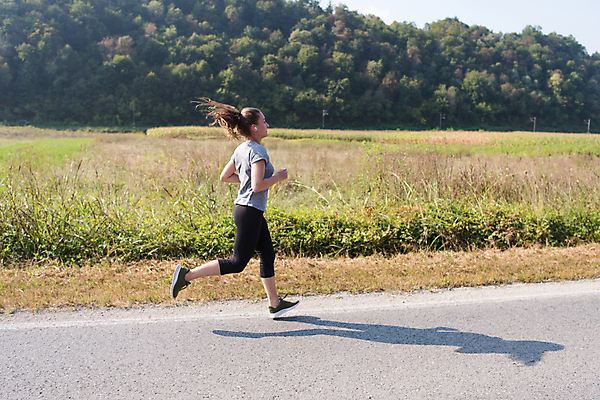 포토 JPG 해외이미지 전신 서양인 라이프스타일 여자 아침 한명 성인 야외 운동복 달리기 조깅 활발 마라톤 달리기선수 성인여자한명만 해외포토 주간 외국인 1 옷 컨셉 모션 사람 경기 생활 운동 육상스포츠 육상선수 여자한명만 성인여자만 파일형식 이미지허브