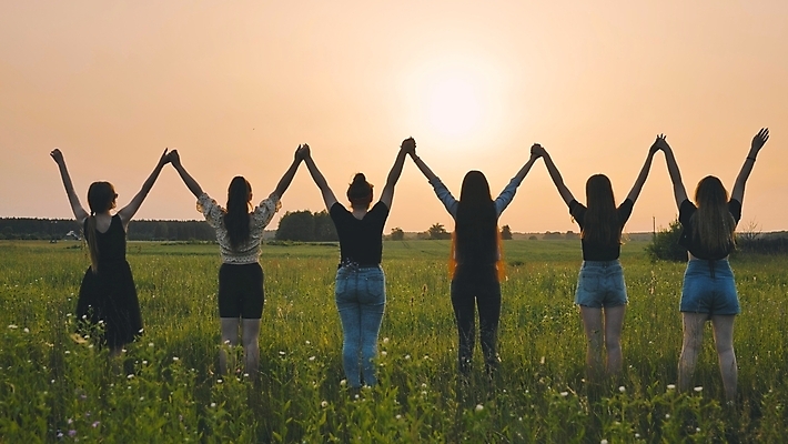 포토 JPG 해외이미지 라이프스타일 여자 딸 행복 실루엣 무기 바다 여행 가족 포옹 자연 하늘 성공 휴가 기념 함께함 사람 여러명 야외 친구 햇빛 태양 파티 축제 일몰 우정 기쁨 자유 축하 표현 춤 언니 해외포토 자연요소 감정 다수 컨셉 관계 안기 문화예술 촬영기법 이벤트 생활 노을 생태계 자매 파일형식 이미지허브