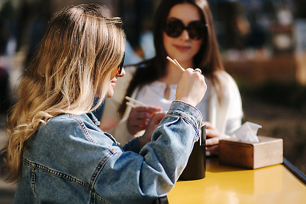 포토 JPG 해외이미지 라이프스타일 손 여자 행복 음식 벤치 휴가 거리 아파트 주택 패스트푸드 함께함 요리 사람 동양인 성인 야외 두명 친구 검은색 식사 중국 햄버거 도시 맛 먹기 배고픔 동료 국수 테이크아웃 나눔 점심식사 맛있는 해외포토 감정 아시아 컬러 컨셉 의자 관계 모션 인종 건물 생활 신체부위 면류 인스턴트 파일형식 이미지허브