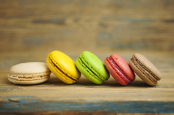 포토 JPG 해외이미지 디저트 실내 사람없음 아웃포커스 달콤 일렬 마카롱 나무배경 해외포토 음식 백그라운드 촬영기법 내부 맛 파일형식 이미지허브