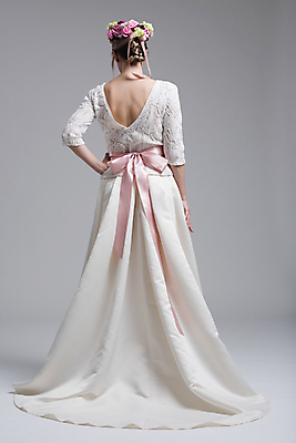 포토 JPG 해외이미지 전신 모델 드레스 여자 웨딩드레스 허리손 포즈 결혼 한명 서기 성인 뒷모습 화관 화려 우아함 성인여자한명만 해외포토 1 옷 꽃 뷰포인트 컨셉 모션 사람 이벤트 여자한명만 성인여자만 파일형식 이미지허브