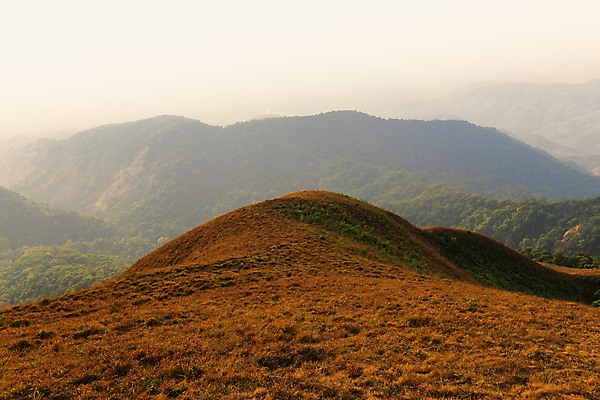 포토 JPG 해외이미지 계절 공원 아시아 여행 백그라운드 태국 자연 하늘 산 건조 사람없음 야외 빛 햇빛 갈색 노란색 산책 트래킹 시골 정상 언덕 장면 내추럴 절정 해외포토 공공시설 나라 컬러 레저 휴식 태양 생태계 파일형식 이미지허브