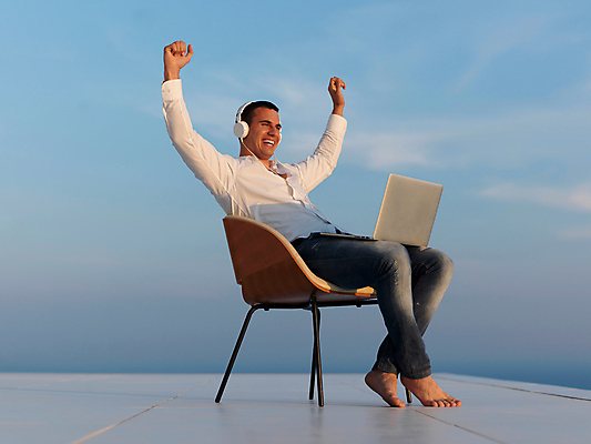 포토 JPG 해외이미지 전신 남자 의자 비즈니스 하늘 휴식 한명 앉기 성인 야외 옆모습 노트북 손들기 헤드셋 만세 자유 옥상 성인남자한명만 해외포토 1 뷰포인트 음향기기 가구 컨셉 모션 사람 전자제품 헤드폰 남자한명만 성인남자만 파일형식 이미지허브