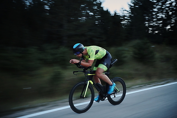 포토 JPG 해외이미지 주간 전신 남자 한명 성인 야외 옆모습 자전거 승차 사이클선수 사이클링 라이딩 패닝샷 성인남자한명만 해외포토 자연요소 1 뷰포인트 모션 운동선수 촬영기법 사람 바이크 육상스포츠 남자한명만 성인남자만 파일형식 이미지허브