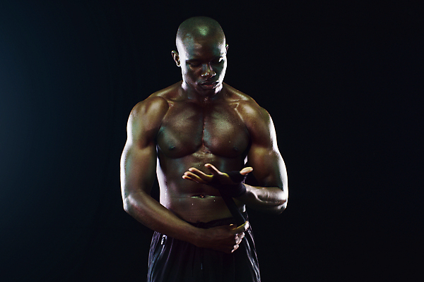 포토 JPG 해외이미지 남자 흑인 검은배경 실내 한명 상반신 20대 성인 앞모습 어둠 권투선수 근육질 붕대감기 성인남자한명만 해외포토 서양인 1 뷰포인트 백그라운드 근육 운동선수 사람 청년 내부 검은색 권투 몸매 감싸기 남자한명만 성인남자만 파일형식 이미지허브
