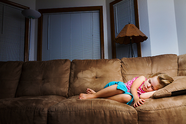 포토 JPG 해외이미지 백인 라이프스타일 여자 어린이 가구 주택 사람 내부 두명 가로 소파 쌓기 천진난만 안락 해외포토 서양인 생활용품 컨셉 의자 모션 건물 생활 파일형식 이미지허브