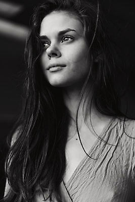 포토 JPG 해외이미지 백인 응시 여자 흑백 실내 한명 상반신 성인 옆모습 성인여자한명만 해외포토 서양인 1 시선 뷰포인트 촬영기법 사람 내부 여자한명만 성인여자만 파일형식 이미지허브