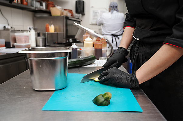 포토 JPG 해외이미지 직업 라이프스타일 손 여자 음식 조각 유니폼 토마토 채소 재료 탁자 호텔 도마 실내 건강 요리 한명 서기 사람 성인 사람없음 주방 식당 요리사 식사 앞치마 샐러드 신선 잡기 칼 자르기 준비 유기농 상업 만들기 건강식 채식주의자 비건 해외포토 1 웰빙 옷 가구 모션 숙소 주방용품 내부 생활 신체부위 상점 채식 파일형식 이미지허브