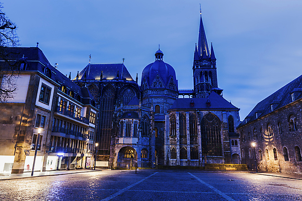 포토 JPG 해외이미지 여행 건축양식 하늘 거리 파노라마 사람없음 야외 빨간색 파란색 강 도시풍경 성당 교회 탑 황혼 도시 도심 큼 시티라이프 스카이라인 빛망울 구시가지 쾰른 해외포토 라이프스타일 건축물 건축 컬러 종교건축 독일 촬영기법 풍경 건물 빛 일몰 크기 파일형식 이미지허브