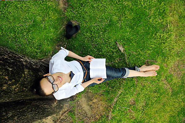 포토 JPG 해외이미지 전신 나무 응시 여자 안경 여유 맨발 자연 한명 앉기 잔디 성인 옆모습 책 하이앵글 독서 기댐 다리꼬기 성인여자한명만 해외포토 식물 1 시선 잡화 감정 뷰포인트 모션 발 사람 생태계 여자한명만 성인여자만 파일형식 이미지허브