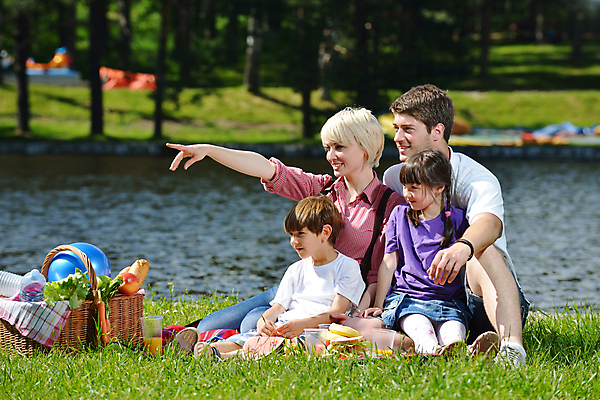 포토 JPG 해외이미지 주간 전신 라이프스타일 응시 공원 여자 남자 행복 아들 어린이 안기 엄마 휴식 함께함 앉기 소년 여러명 성인 야외 앞모습 소풍 가리킴 아빠 해외포토 자연요소 시선 공공시설 감정 뷰포인트 다수 컨셉 가족 모션 사람 손짓 생활 야외활동 파일형식 이미지허브