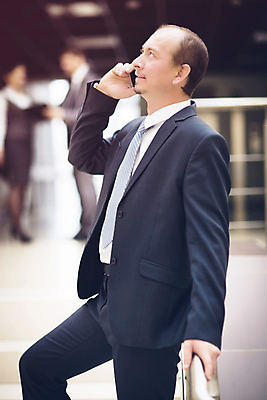 포토 JPG 해외이미지 백인 직업 응시 남자 행복 유럽 회사 비즈니스 사업가 창문 유리 성공 모바일 노동자 실내 표정 대화 미소 정장 성인 세명 파란색 스마트폰 사무실 흰색 업무 비즈니스맨 스마트 부름 경영 해외포토 서양인 시선 옷 감정 나라 컬러 컨셉 모션 재질 말하기 사람 내부 핸드폰 스마트기기 작업 직장인 파일형식 이미지허브