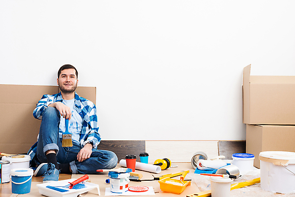 포토 JPG 해외이미지 전신 남자 한명 들기 앉기 성인 앞모습 인테리어 공구 종이상자 페인트통 페인트붓 페인팅도구 페인트롤러 셀프 리모델링 성인남자한명만 셀프인테리어 해외포토 1 디자인 뷰포인트 모션 통 사람 상자 페인트 도구 붓 남자한명만 성인남자만 파일형식 이미지허브