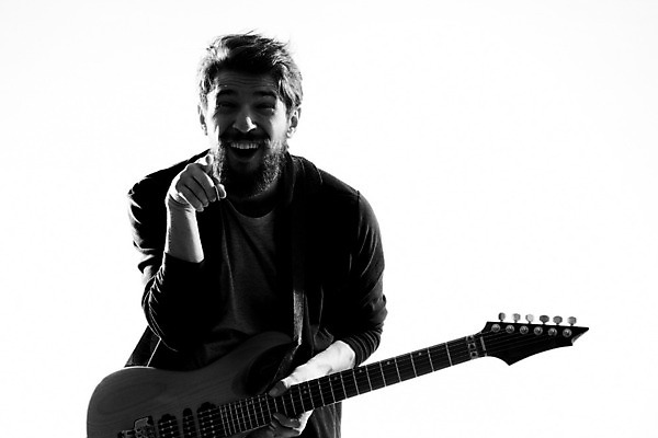 포토 JPG 해외이미지 남자 흑백 한명 상반신 성인 앞모습 기타 가리킴 매기 기타리스트 로큰롤 락스타 성인남자한명만 해외포토 1 음악 뷰포인트 모션 현악기 촬영기법 사람 손짓 연주자 남자한명만 성인남자만 파일형식 이미지허브