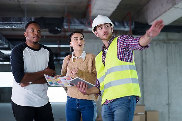 포토 JPG 해외이미지 응시 여자 남자 건축 건설업 들기 상반신 성인 앞모습 옆모습 세명 팔짱 건설현장 가리킴 비즈니스맨 엔지니어 안전모 건축가 손내밀기 성인만 해외포토 직업 시선 산업 뷰포인트 비즈니스 모션 사람 손짓 직장인 기술자 헬멧 안전장비 파일형식 이미지허브