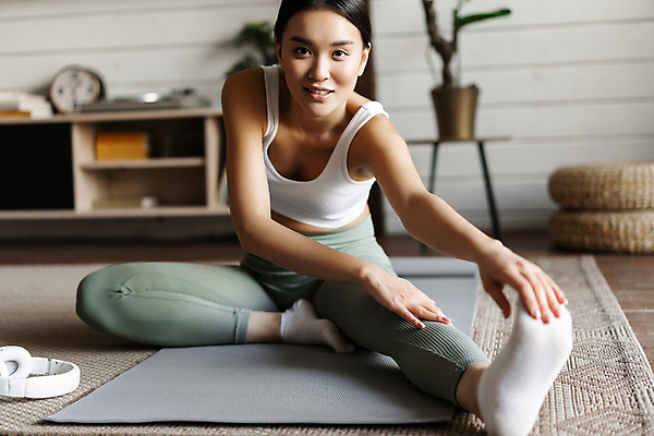 포토 JPG 해외이미지 전신 라이프스타일 응시 여자 실내 한명 동양인 성인 앞모습 운동복 운동 헤드셋 스트레칭 매트 잡기 성인여자한명만 홈트레이닝 해외포토 1 시선 옷 뷰포인트 음향기기 모션 건강 사람 인종 내부 생활 헤드폰 여자한명만 성인여자만 파일형식 이미지허브