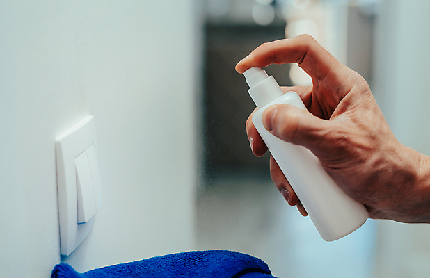 포토 JPG 해외이미지 직업 남자 벽 비즈니스 노동자 주택 실내 관리 사람 사람없음 파란색 사무실 방 업무 보호 위생 일회용 플라스틱 종업원 캐비닛 서비스 냅킨 감염 스프레이 분무기 걸레 닦기 스위치 청소부 소독 위생관리 전염병 제어 카피스페이스 해외포토 컬러 컨셉 모션 재질 내부 건물 공백 작업 질병 청소도구 사물함 파일형식 이미지허브