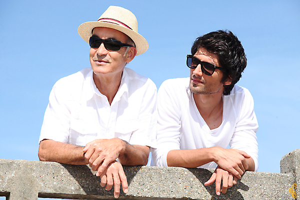 포토 JPG 해외이미지 할아버지 안경 셔츠 가족 관계 모션 손자 함께함 두명 여름 빛 갈색 검은색 기댐 흰색 시간 최고 뜨거움 보호 시멘트 밀짚 무료 이해 철책 해외포토 잡화 계절 노년 남자 컬러 컨셉 상의 사람 짚 손주 파일형식 이미지허브