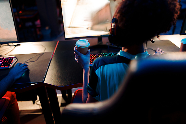 포토 JPG 해외이미지 여자 의자 한명 상반신 성인 취미 뒷모습 모니터 헤드셋 경쟁 게임 키보드 사이버 게이머 테이크아웃컵 성인여자한명만 해외포토 1 뷰포인트 음향기기 가구 컨셉 놀이 사람 컵 컴퓨터 헤드폰 여자한명만 성인여자만 파일형식 이미지허브