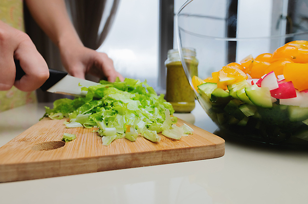 포토 JPG 해외이미지 손 여자 음식 조각 다이어트 토마토 채소 재료 건강 요리 사람없음 초록색 주방 식당 요리사 식사 저녁식사 샐러드 신선 칼 상추 자르기 먹기 준비 유기농 점심식사 채식주의자 해외포토 직업 웰빙 컬러 모션 사람 신체부위 상점 채식 파일형식 이미지허브