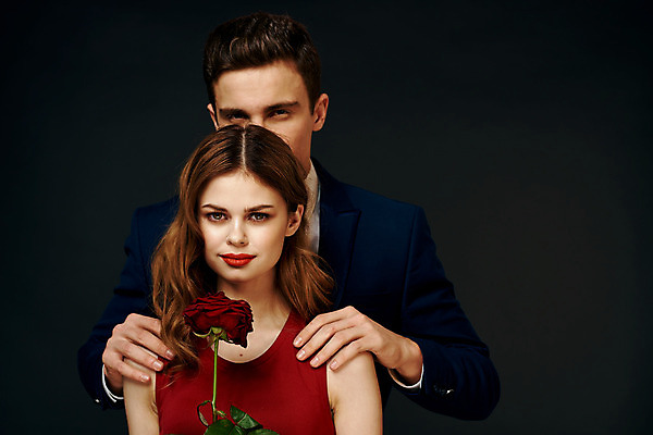 포토 JPG 해외이미지 백인 커플 여자 남자 포옹 들기 상반신 성인 두명 장미 낭만 우아함 성인만 해외포토 서양인 꽃 컨셉 관계 안기 모션 사람 파일형식 이미지허브