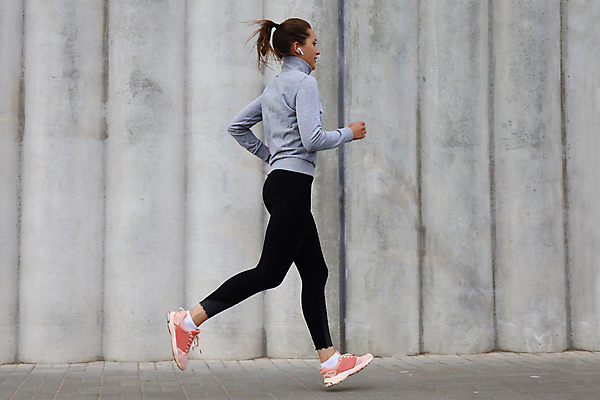 포토 JPG 해외이미지 주간 전신 여자 한명 성인 야외 옆모습 달리기 조깅 운동 성인여자한명만 해외포토 자연요소 1 뷰포인트 모션 건강 사람 여자한명만 성인여자만 파일형식 이미지허브
