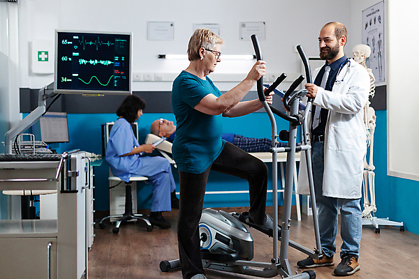 포토 JPG 해외이미지 여자 노년 남자 건강 병원 서기 앉기 여러명 성인 옆모습 치료 눕기 운동 환자 간호사 의사 잡기 도움 스탭퍼 해외포토 뷰포인트 다수 컨셉 의학 모션 사람 운동기구 의료진 파일형식 이미지허브