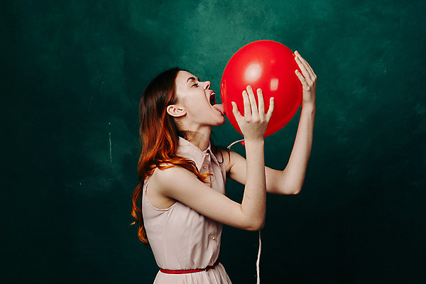 포토 JPG 해외이미지 여자 한명 상반신 성인 옆모습 잡기 메롱 풍선 성인여자한명만 초록배경 해외포토 1 뷰포인트 백그라운드 모션 사람 초록색 여자한명만 성인여자만 파일형식 이미지허브