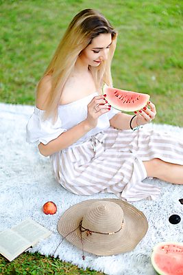 포토 JPG 해외이미지 백인 모자 드레스 유럽 음식 여행 과일 자연 휴식 수박 바나나 한명 앉기 야외 초록색 여름 상자 금발 소풍 직물 편안함 먹기 만족 카피스페이스 해외포토 서양인 1 헤어스타일 잡화 옷 계절 감정 나라 컬러 컨셉 모션 사람 야외활동 공백 감각 생태계 파일형식 이미지허브