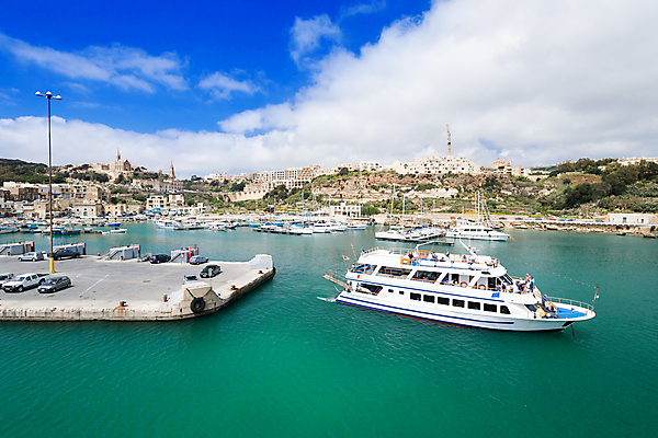 포토 JPG 해외이미지 유럽 파도 바다 섬 여행 하늘색 겨울 요트 자연 휴가 산 풍경 해변 사람없음 물 도시풍경 교회 항구 보트 지중해 언덕 사인 방파제 포트 타운 몰타섬 터미널 수평선 해외포토 자연요소 계절 공공시설 나라 배_교통 종교건축 교통시설 건물 파란색 도시 생태계 몰타 파일형식 이미지허브