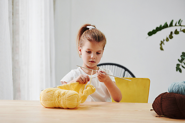 포토 JPG 해외이미지 여자 어린이 실내 한명 들기 상반신 잡기 뜨개질 털실 집중 만들기 대바늘 핸드메이드 소녀한명만 해외포토 1 컨셉 모션 사람 취미 내부 실 여자한명만 소녀만 파일형식 이미지허브