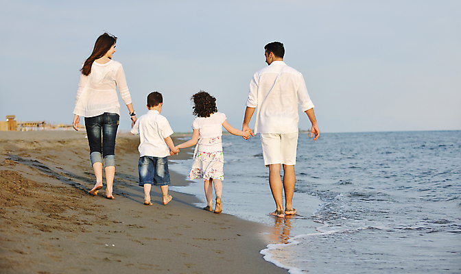 포토 JPG 해외이미지 주간 전신 라이프스타일 응시 여자 남자 딸 행복 아들 어린이 모래 바다 여행 가족 엄마 휴가 함께함 사랑 사람 소년 여러명 성인 해변 야외 뒷모습 걷기 손잡기 기쁨 아빠 해외포토 자연요소 시선 감정 뷰포인트 다수 컨셉 관계 모션 생활 파일형식 이미지허브
