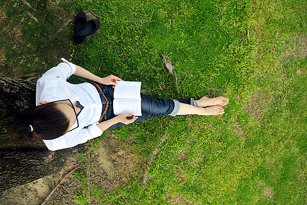 포토 JPG 해외이미지 전신 여자 안경 여유 맨발 자연 한명 잔디 성인 옆모습 책 하이앵글 독서 다리꼬기 성인여자한명만 해외포토 식물 1 잡화 감정 뷰포인트 모션 발 사람 생태계 여자한명만 성인여자만 파일형식 이미지허브