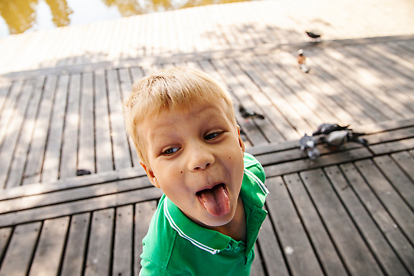 포토 JPG 해외이미지 라이프스타일 공원 남자 행복 얼굴 어린이 장난 한명 소년 야외 금발 유치원 유머 찡그림 소프트포커스 즐거움 만족 긍정 세대 해외포토 1 헤어스타일 공공시설 교육 감정 컨셉 촬영기법 표정 사람 생활 신체부위 파일형식 이미지허브