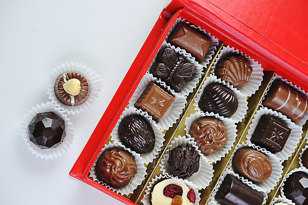 포토 JPG 해외이미지 디저트 선물 사람없음 상자 초콜릿 달콤 흰배경 담기 프랄린 해외포토 음식 백그라운드 모션 흰색 맛 파일형식 이미지허브