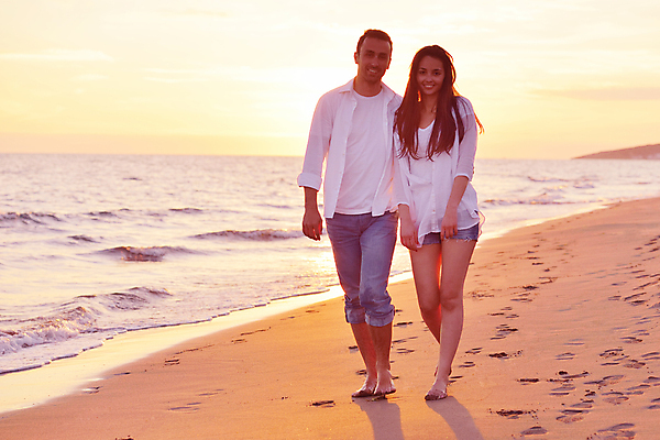 포토 JPG 해외이미지 주간 전신 부부 커플 여자 남자 함께함 성인 해변 야외 두명 앞모습 여름휴가 바캉스 걷기 일몰 산책 신혼여행 커플룩 성인만 해외포토 자연요소 옷 바다 뷰포인트 결혼 컨셉 관계 모션 휴가 휴식 사람 노을 파일형식 여름_계절 이미지허브