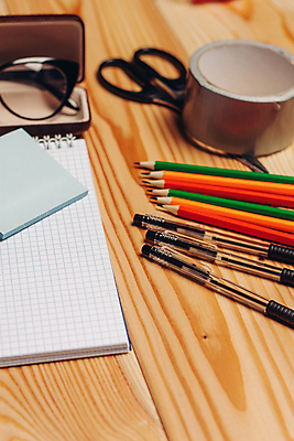 포토 JPG 해외이미지 안경 비즈니스 사람없음 연필 펜 사무용품 공책 메모지 오브젝트 해외포토 잡화 문구용품 학용품 필기구 파일형식 이미지허브