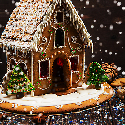 포토 JPG 해외이미지 크리스마스 검은배경 실내 사람없음 쿠키 눈 과자집 크리스마스트리모양쿠키 해외포토 자연요소 기념일 백그라운드 날씨 디저트 내부 검은색 파일형식 이미지허브