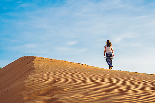 포토 JPG 해외이미지 주간 전신 여자 하늘 한명 성인 야외 뒷모습 걷기 사막 모래언덕 성인여자한명만 해외포토 자연요소 1 뷰포인트 모션 사람 언덕 여자한명만 성인여자만 파일형식 이미지허브