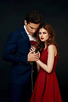 포토 JPG 해외이미지 백인 커플 여자 남자 포옹 들기 상반신 성인 두명 장미 낭만 우아함 성인만 해외포토 서양인 꽃 컨셉 관계 안기 모션 사람 파일형식 이미지허브