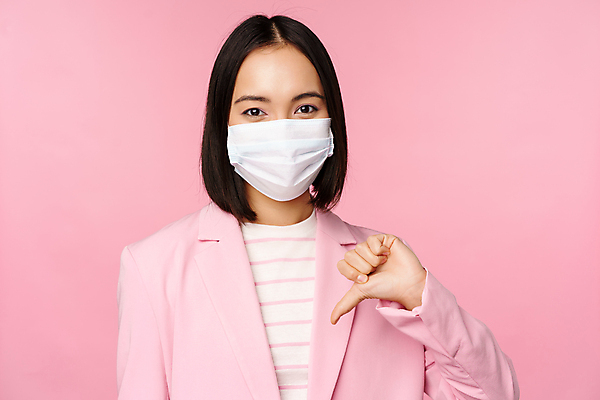 포토 JPG 해외이미지 여자 비즈니스 마스크 한명 서기 동양인 손짓 상반신 성인 엄지손가락 비즈니스우먼 성인여자한명만 분홍색배경 해외포토 1 분홍색 백그라운드 손가락 모션 사람 인종 직장인 여자한명만 성인여자만 파일형식 이미지허브