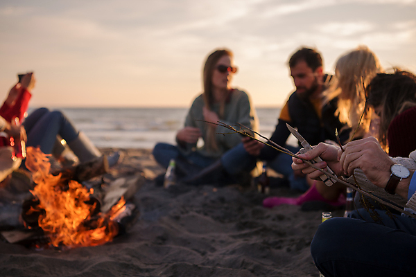 포토 JPG 해외이미지 주간 전신 손 여자 남자 휴식 들기 앉기 여러명 성인 해변 야외 옆모습 아웃포커스 신체부위 친구 캠핑 하반신 나뭇가지 모닥불 성인만 해외포토 자연요소 나무 바다 뷰포인트 다수 컨셉 관계 모션 불 레저 촬영기법 사람 파일형식 이미지허브