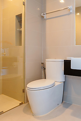 포토 JPG 해외이미지 디자인 백그라운드 의자 호텔 새로움 바닥 아파트 주택 실내 따뜻함 통 사람없음 내부 장식 물 수건 반사 목욕 거울 방 욕실 덮개 흰색 도자기 사발 고급 위생 빨래 계산대 타일 싱크대 수도꼭지 화장실 변기 여관 변기통 샤워실 위생관리 해외포토 자연요소 컬러 가구 컨셉 가사 숙소 관리 건물 위생용품 청결 뚜껑 사기그릇 개수대 샤워시설 파일형식 이미지허브