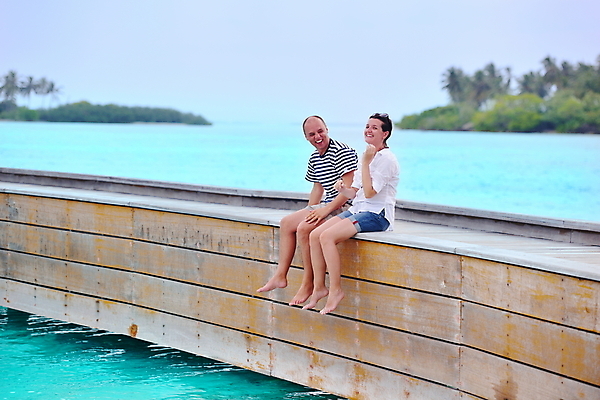 포토 JPG 해외이미지 주간 전신 부부 커플 여자 남자 바다 휴식 함께함 웃음 앉기 성인 야외 두명 옆모습 여름휴가 바캉스 신혼여행 성인만 해외포토 자연요소 뷰포인트 결혼 컨셉 관계 모션 휴가 표정 사람 파일형식 여름_계절 이미지허브